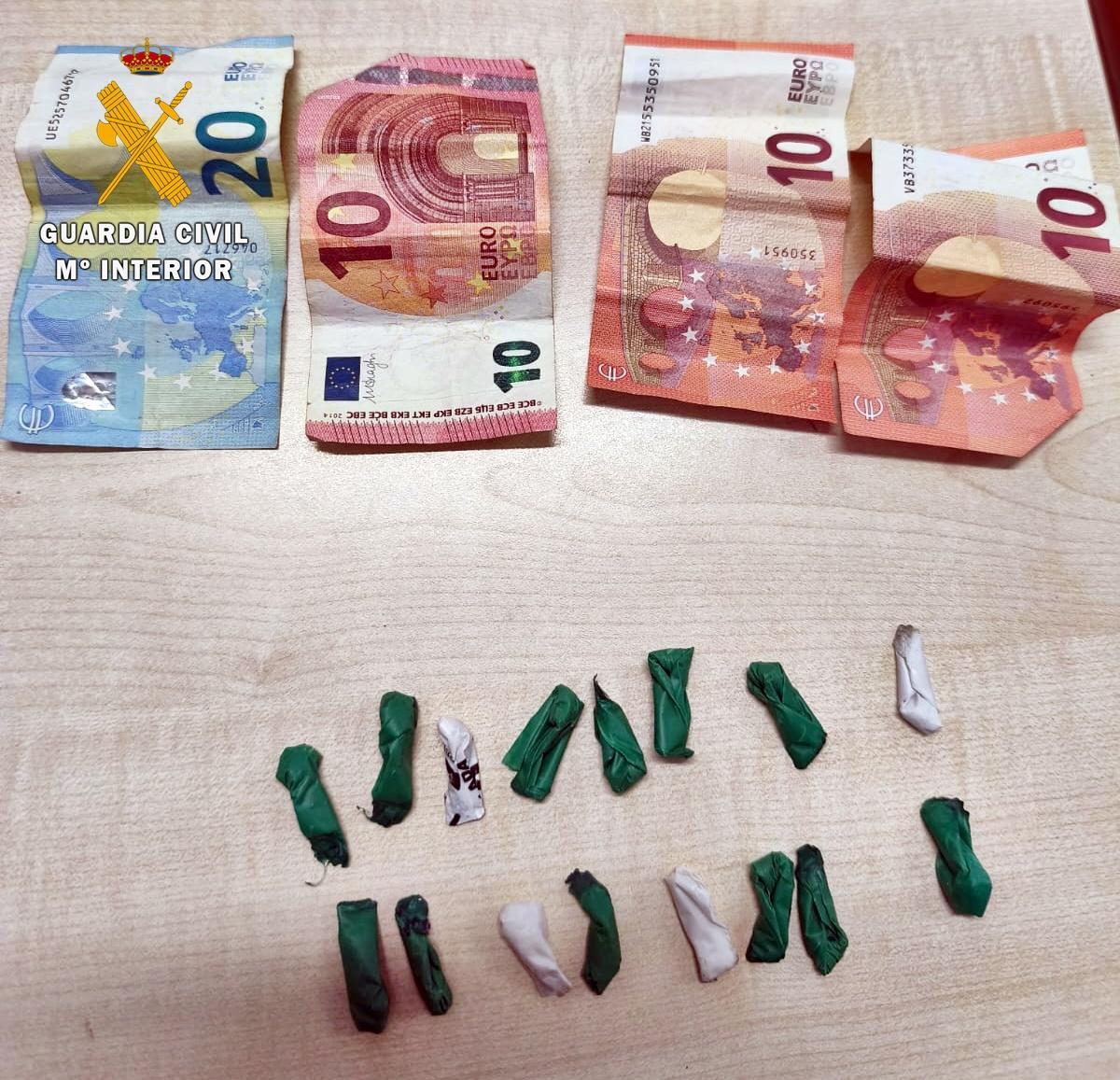 La droga y el dinero intervenido en la operación de la Guardia Civil.