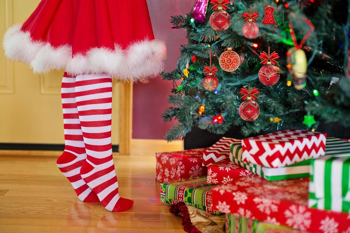 Decorar el árbol de Navidad con los niños puede resultar muy divertido para ellos.