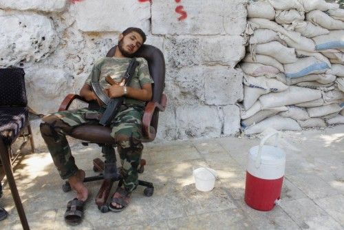 Los insurgentes sirios prosiguen sus operaciones de acoso al régimen de Asad y esperan la intervención aliada.