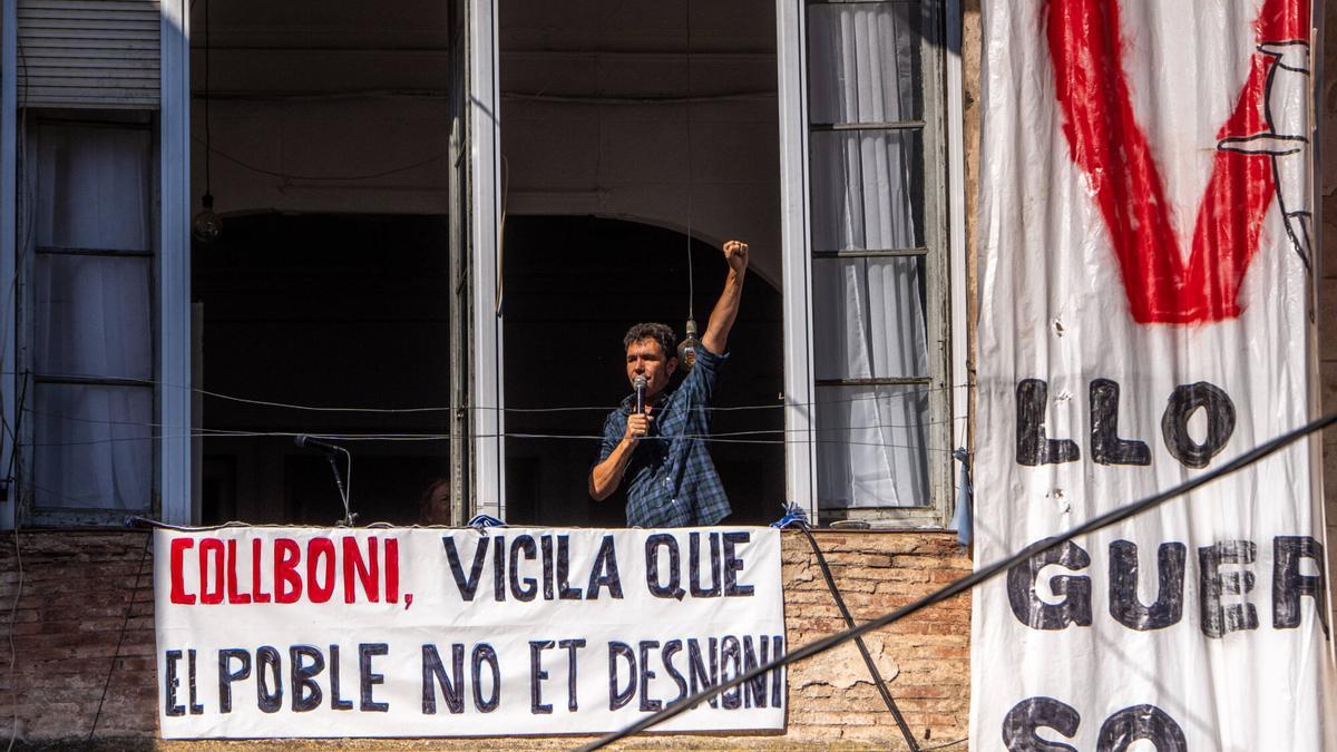 Protesta contra el deshaucio de las tres fincas municipales de Vallcarca, este verano.