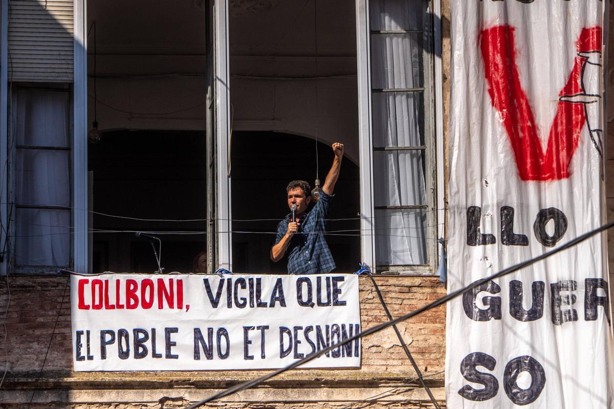 Barcelona 02/07/2025 Barcelona. Se aplaza el deshaucio de tres edificios de Vallcarca, la comitiva ha hecho acto de presencia a primera hora. Av. Vallcarca 83. AUTOR: JORDI OTIX