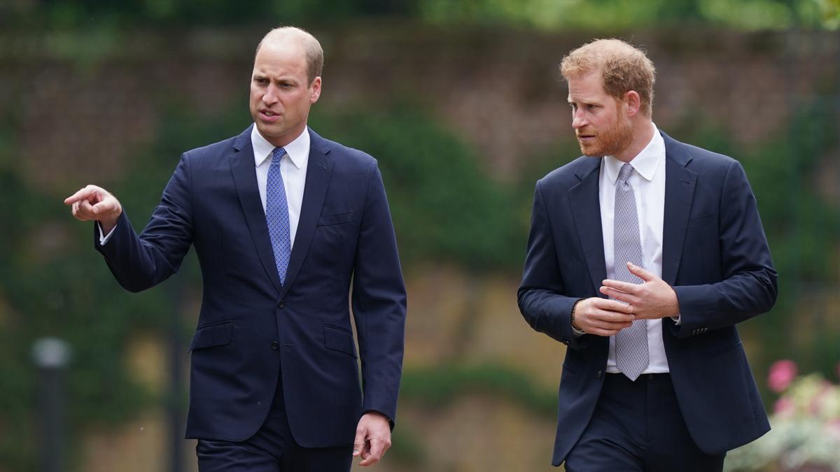 Guillermo y el príncipe Harry durante el funeral de su madre, la princesa Lady Di