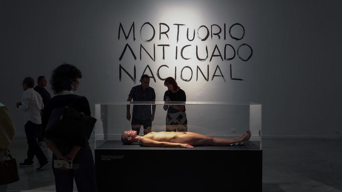 Nayra Martín, durante la perfomance, emulando la situación de la momia guanche en Madrid.