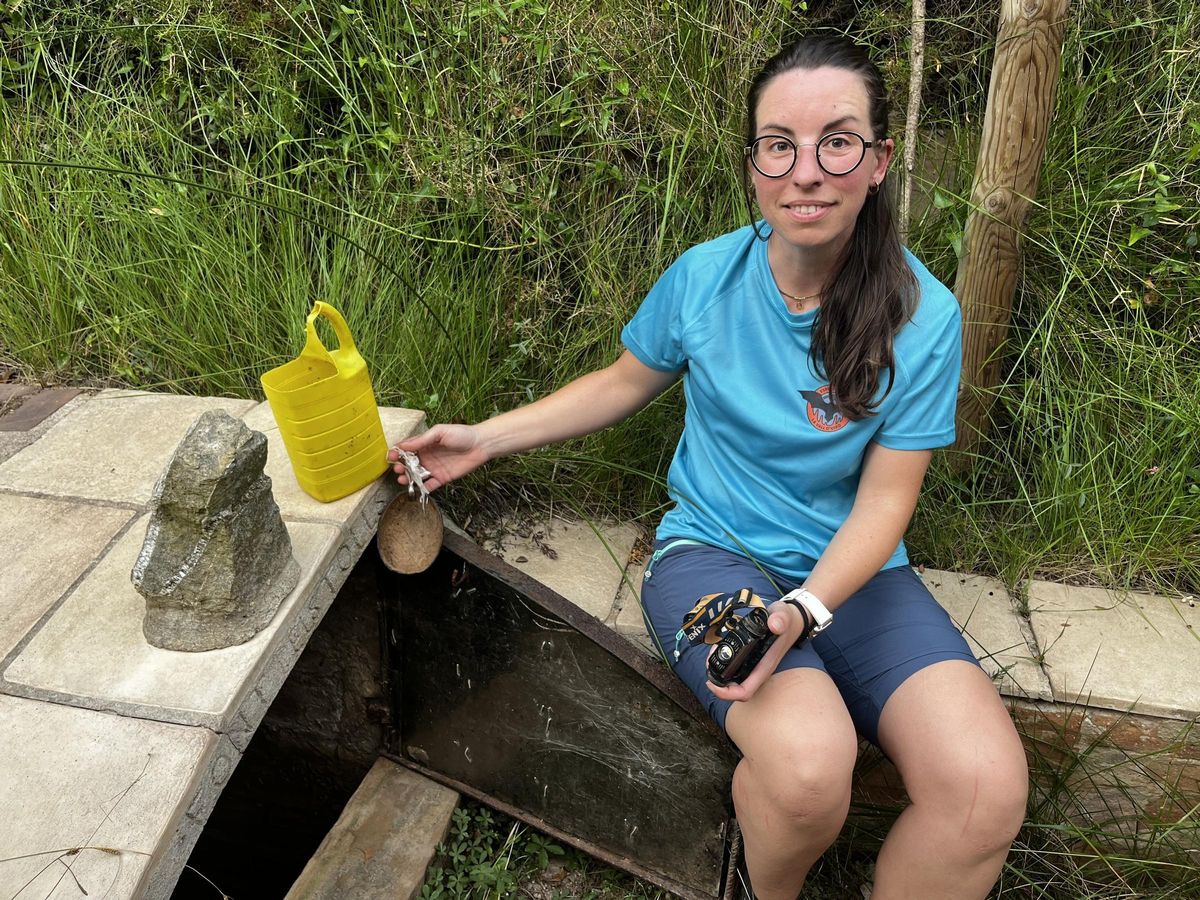 Cristina Cano, del Espeleoclub la Vall, explica que no son pocas las personas que beben de esta agua de manantial.