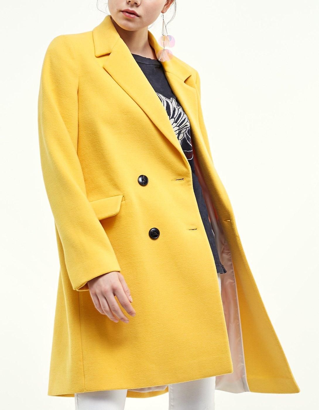 Abrigo amarillo: Stradivarius