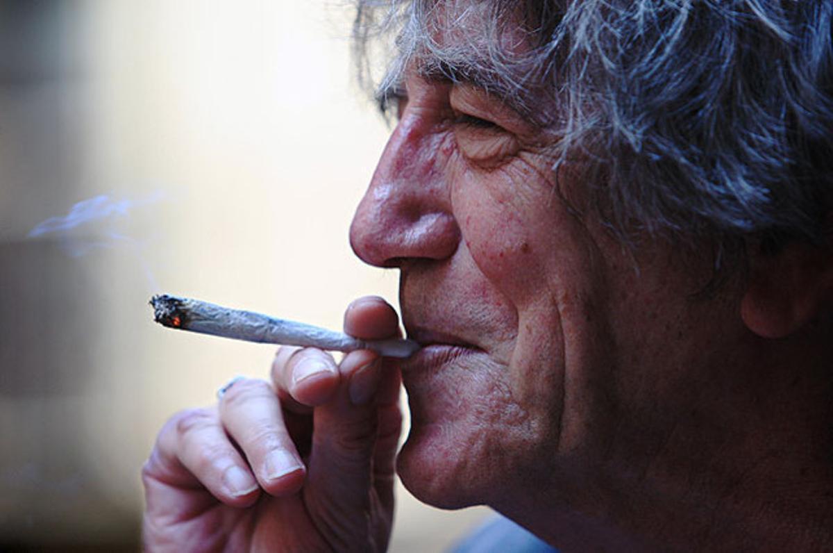 Howard Marks fuma marihuana en una sessió de fotos durant la presentació de la pel·lícula ’Mr. Nice’, al Hemp Museum Gallery de Barcelona.