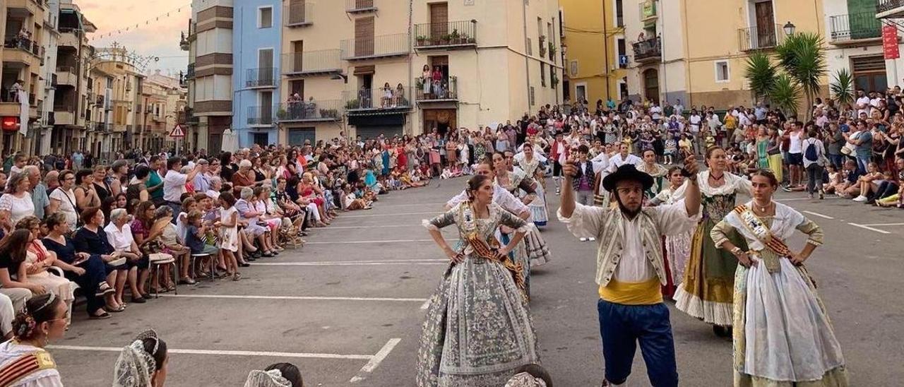 Cientos de personas despidieron las fiestas de les Coves con las ‘corregudes de la joia’ y los bailes por las calles.