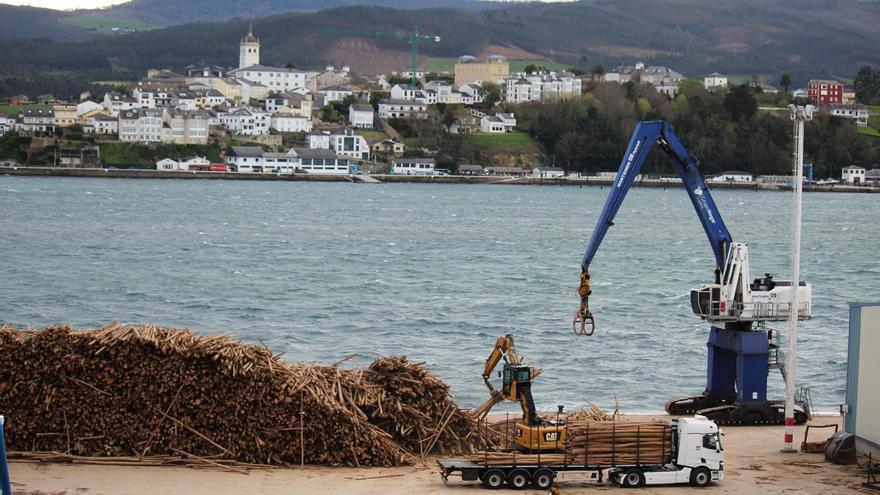 Así se trabaja en el último puerto comercial de la ría del Eo (está en Ribadeo, pero más del noventa por ciento de sus tráficos son asturianos)