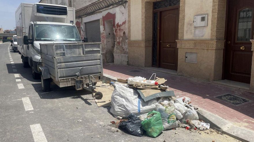 Vertedero ilegal formado frente al número 89 de la calle Orilla de la Vía, en Barriomar.