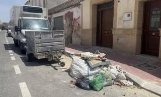 La basura cerca a los vecinos de Barriomar afectados por el soterramiento