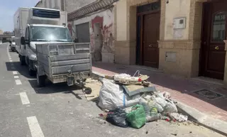 La basura cerca a los vecinos de Barriomar afectados por el soterramiento