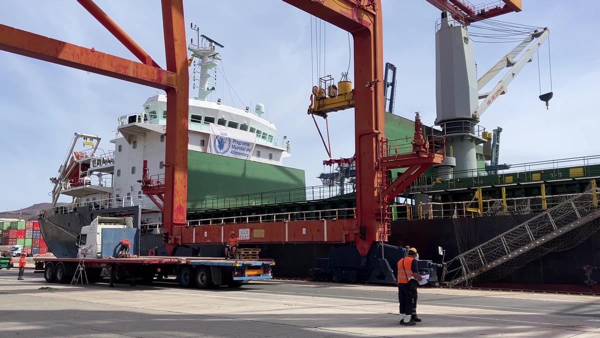 Descarga de las 10.000 toneladas de arroz que llegaron en barco para el Programa Mundial de Alimentos.