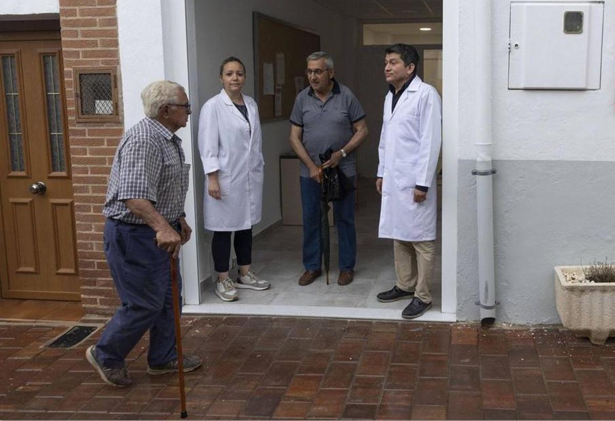 Sanitarios saludan a un paciente en un centro de salud rural.