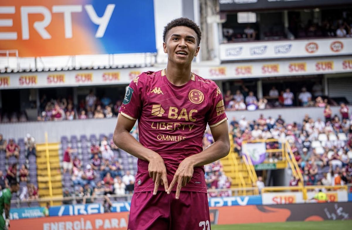 Kenay Myrie tras anotar un gol con el Deportivo Saprissa