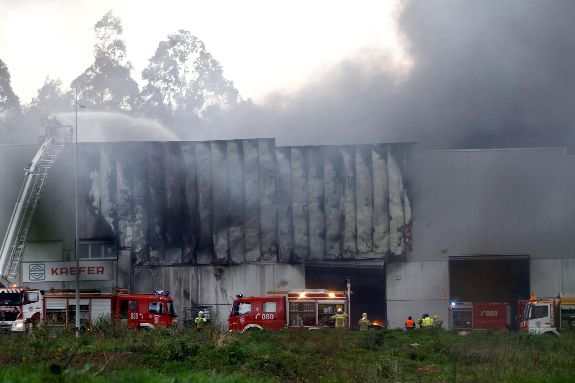 Un incendio destruye una nave de reciclaje en Cabanas