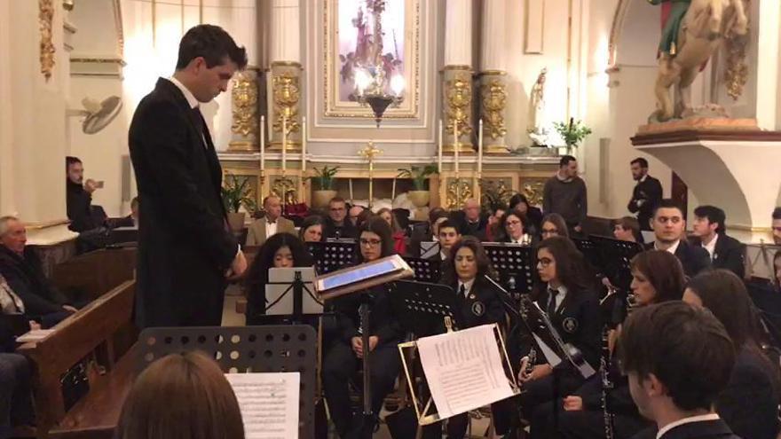 La banda de Benitatxell funde su música con un solo de su clarinetista fallecida