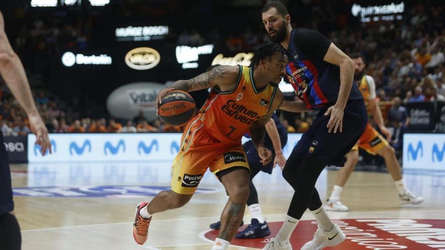 La temporada del Valencia Basket acaba con la tortura del Barça (64-87)