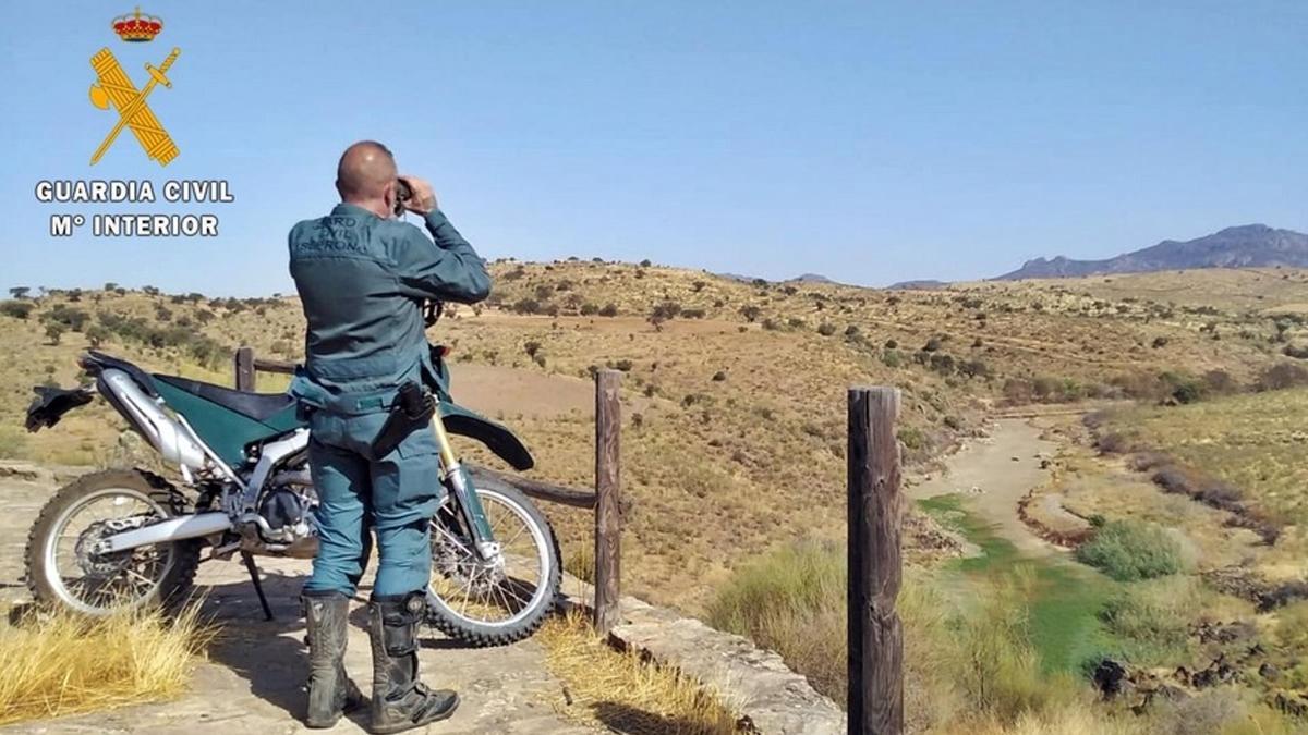 Un agente del Seprona realiza labores de vigilancia en el Valle Matachel.