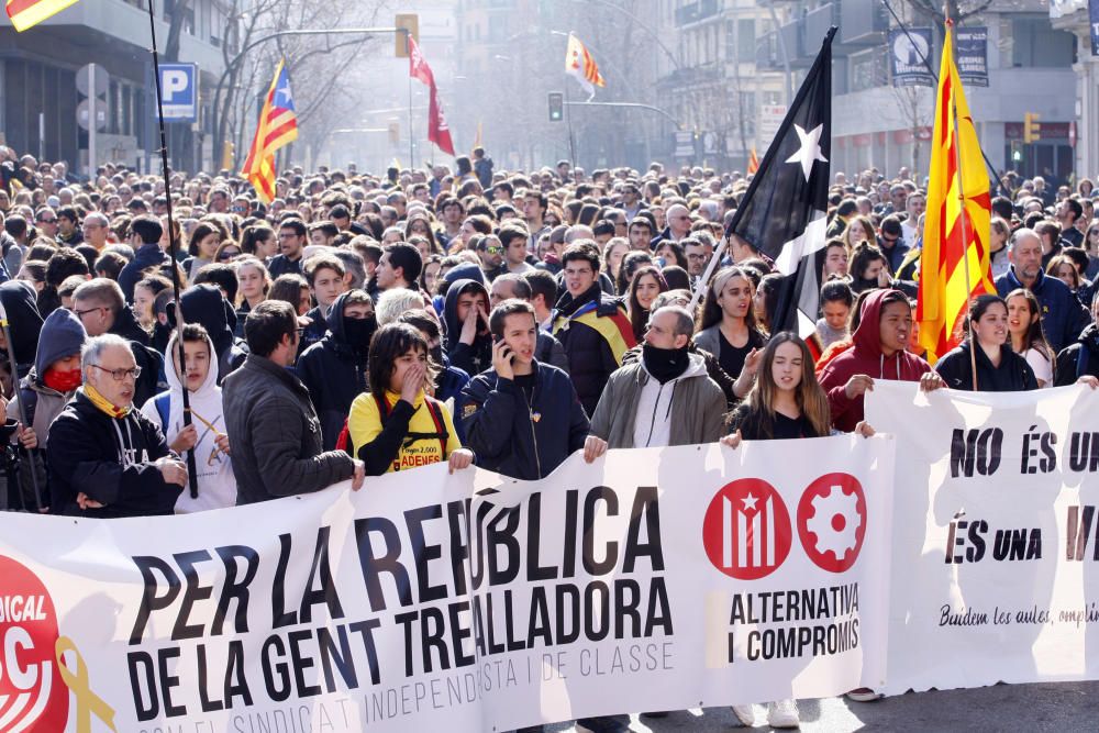 Concentració multitudinària a la seu de la Generalitat de Girona per reclamar la llibertat dels presos