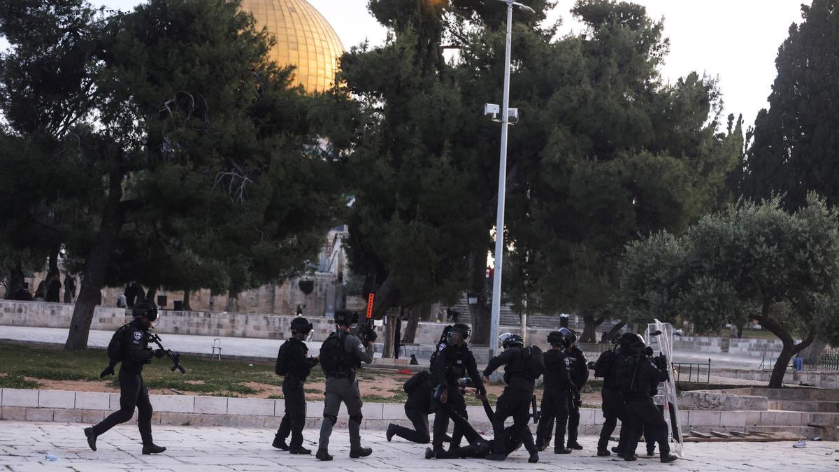 Israeli security forces clash with Palestinian protestors at the compound that houses Al-Aqsa Mosque, known to Muslims as Noble Sanctuary and to Jews as Temple Mount, in Jerusalem's Old City