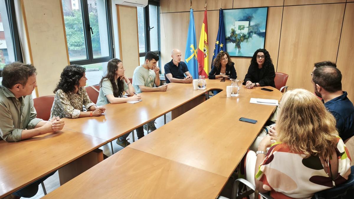 Un momento de la reunión de las consejeras Eva Ledo y Vanessa Gutiérrez con los colectivos en defensa del asturiano.