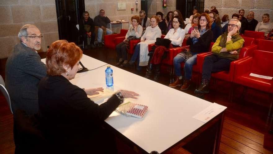 Conferencia-recital que protagonizó anoche Susana Benet, a la que presentó Miguel d´Ors. // Rafa Vázquez