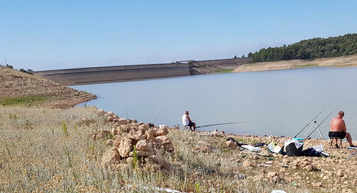 Pescadores pescando en el pantano.