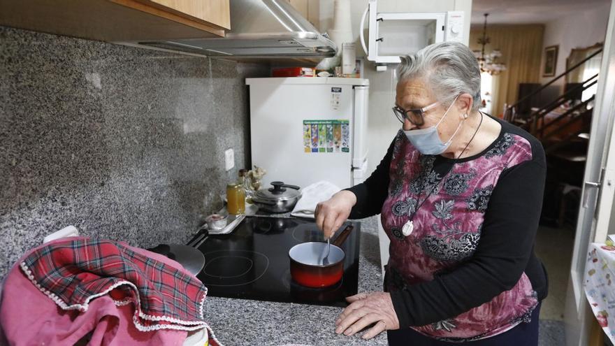 La Carme, de 86 anys, utilitza
la teleassistència des que va
quedar viuda.  Aniol Resclosa | DIPSALUT