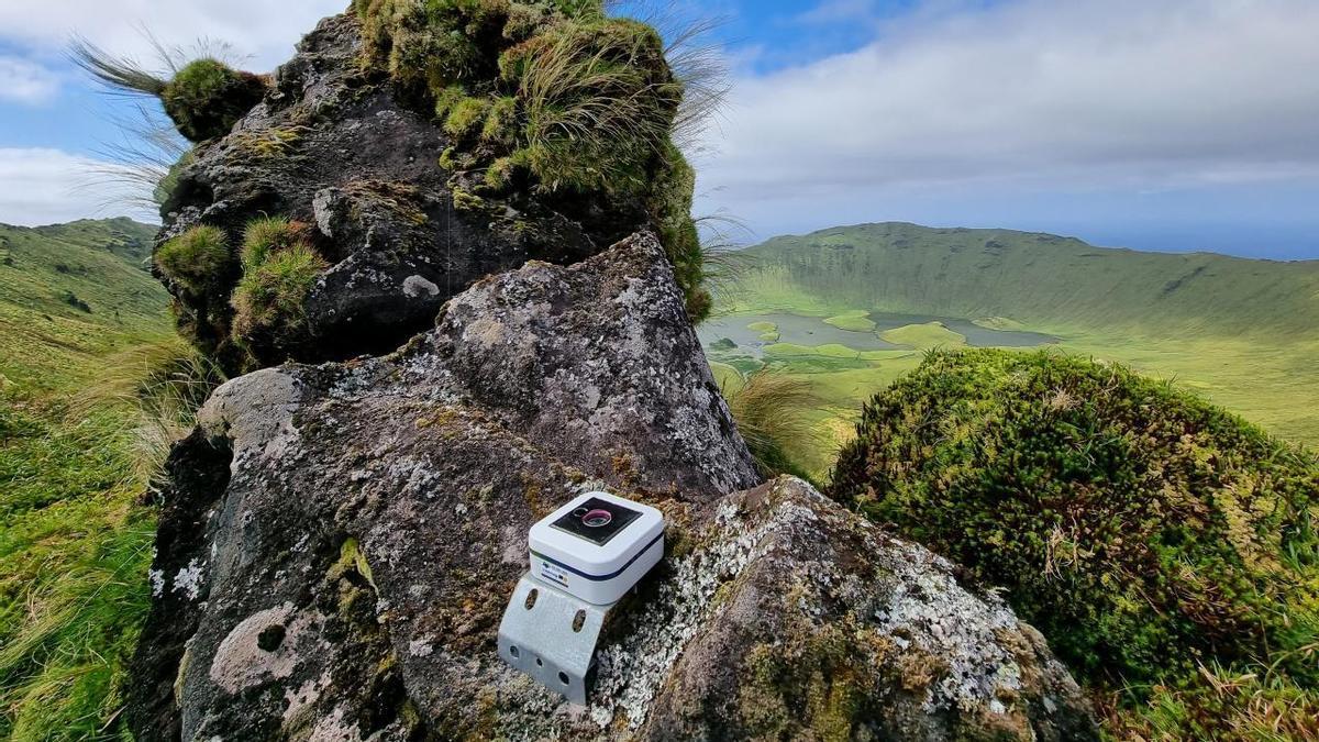 Uno de los sensores del IAC para medir la contaminación lumínica en Azores.