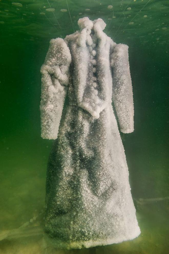 Vestido cubierto de sal en el Mar Muerto