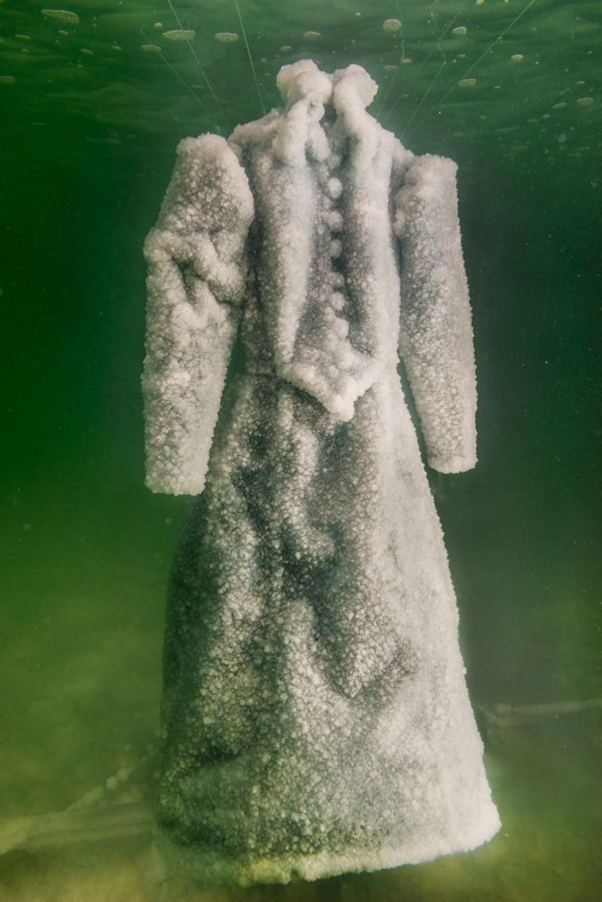 Vestido cubierto de sal en el Mar Muerto