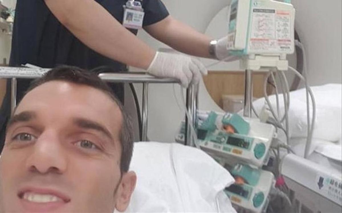 El piloto, sonriente pese al mal trago que está pasando El piloto, sonriente pese al mal trago que está pasando