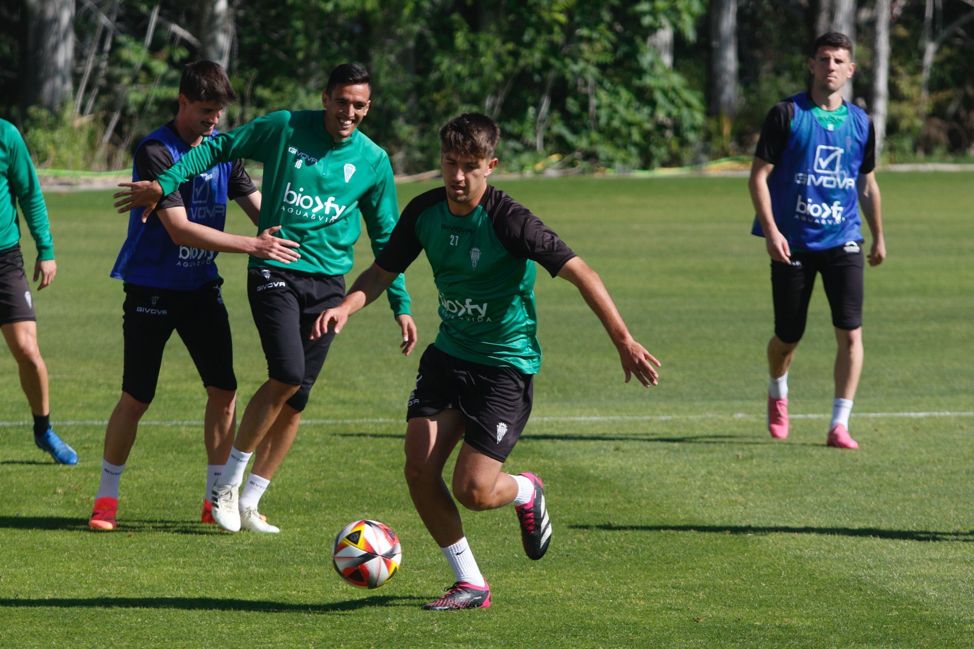 Matías Barboza, con el balón, y José Antonio Martínez y Carlos García, detrás, durante el entrenamiento del Córdoba CF de este miércoles.