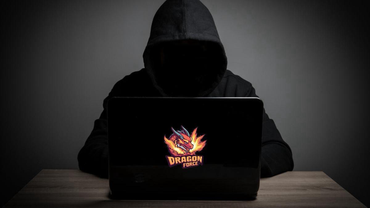 Fotomontaje de un hacker con uno de los logotipos de Dragonforce, el grupo que ha ciberatacado una clínica de Zaragoza.