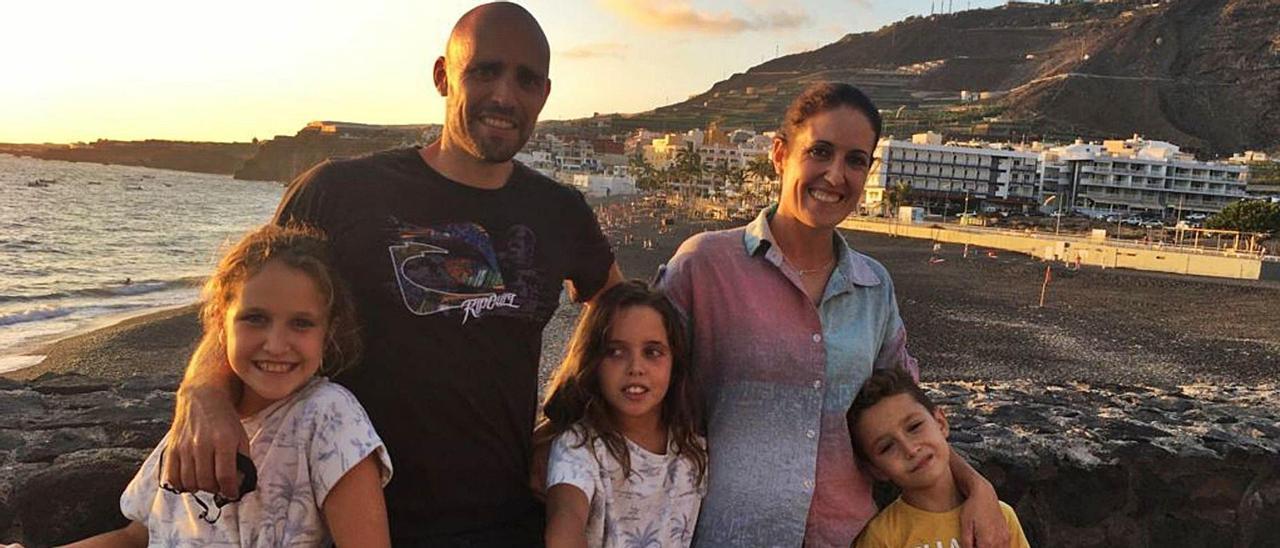 Evaristo y Lucía, con sus tres hijos, en Puerto Naos, zona muy próxima al volcán.