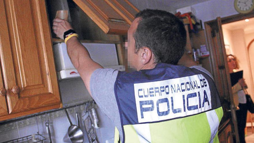 Un policía, durante uno de los registros practicados ayer.