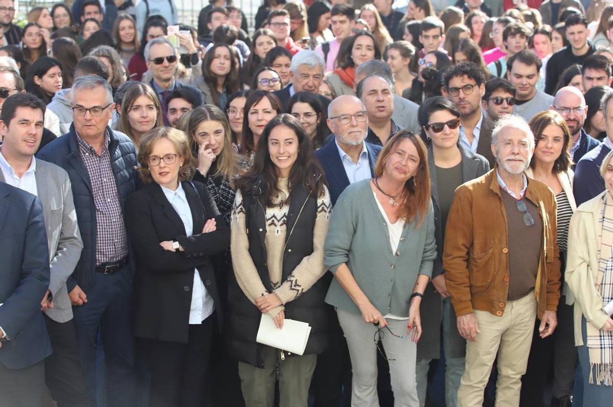 Centenares de estudiantes y profesores de Derecho de la UCO se ...