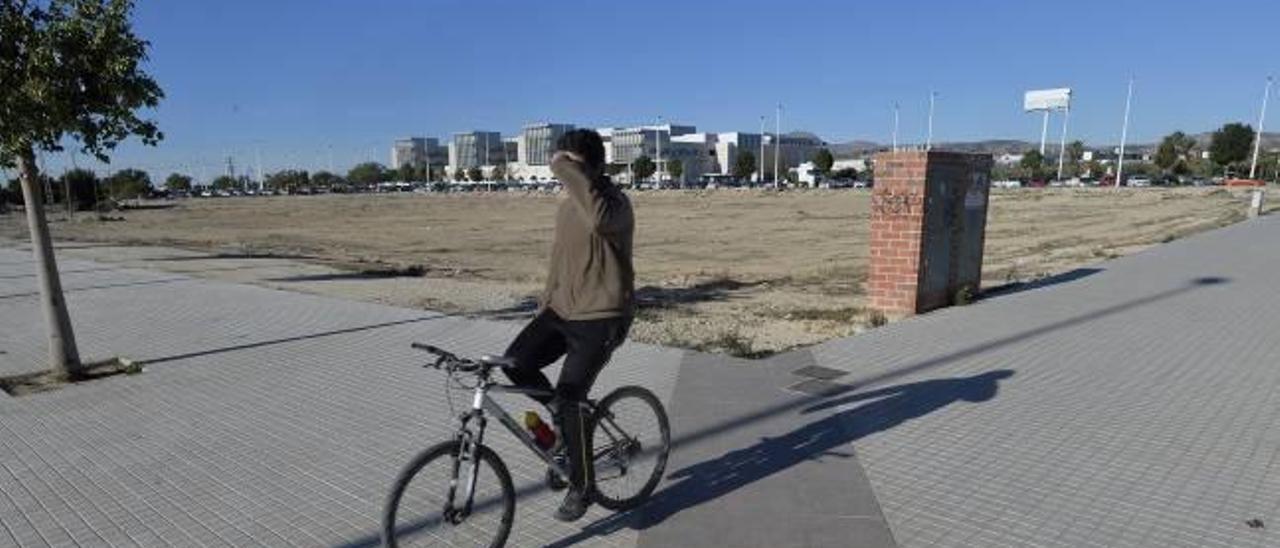 El Ayuntamiento ha cedido unos terrenos del entorno del Hospital del Vinalopó al Consell para habilitar un centro de diversidad funcional.