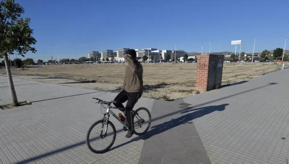 El Ayuntamiento ha cedido unos terrenos del entorno del Hospital del Vinalopó al Consell para habilitar un centro de diversidad funcional.