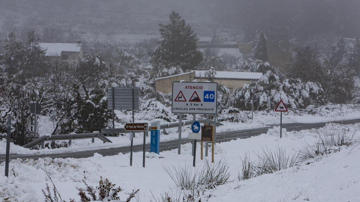 La nieve impide salir de casa en los pueblos del interior de la C. Valenciana