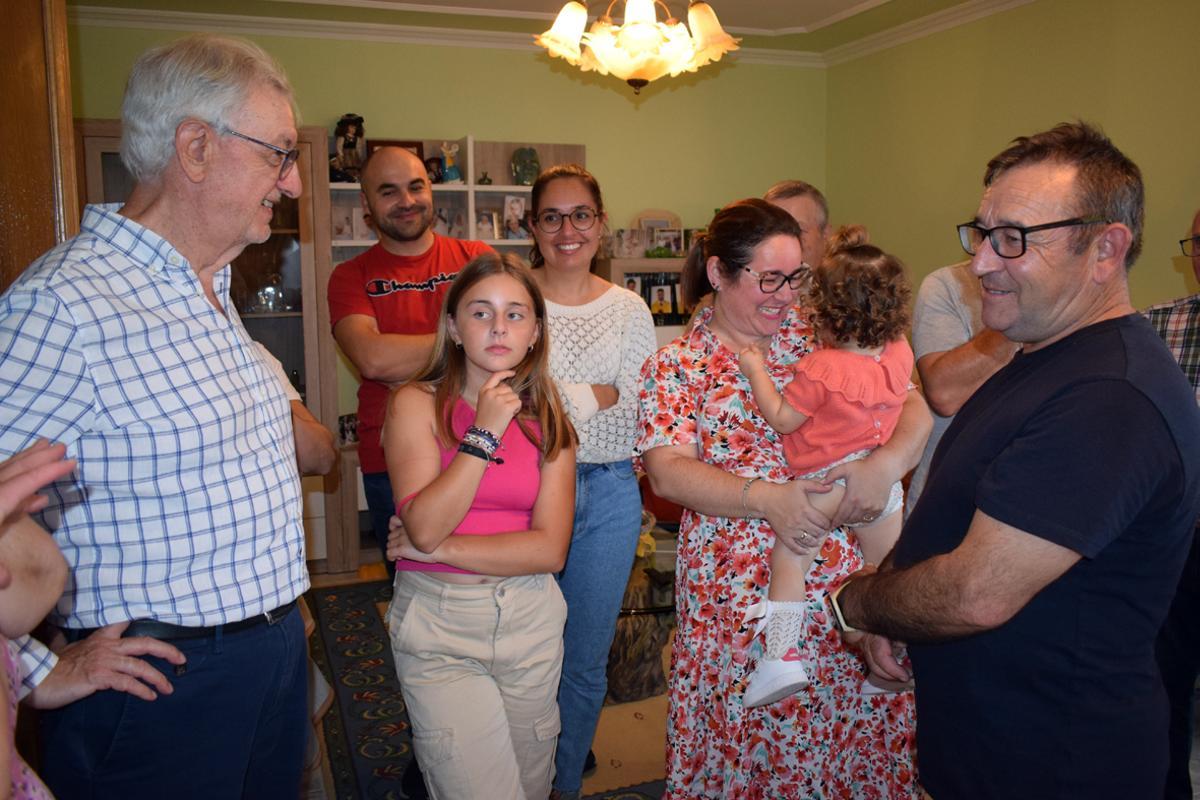 Representantes municipales y familiares en la fiesta de aniversario de la nueva &quot;abuela de Valga&quot;.