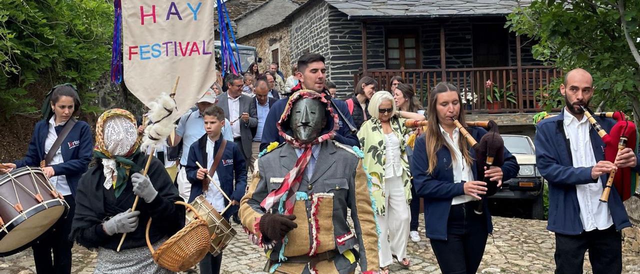 Músicos y máscaras reciben a los visitantes en el lado portugués. | HAY Festival