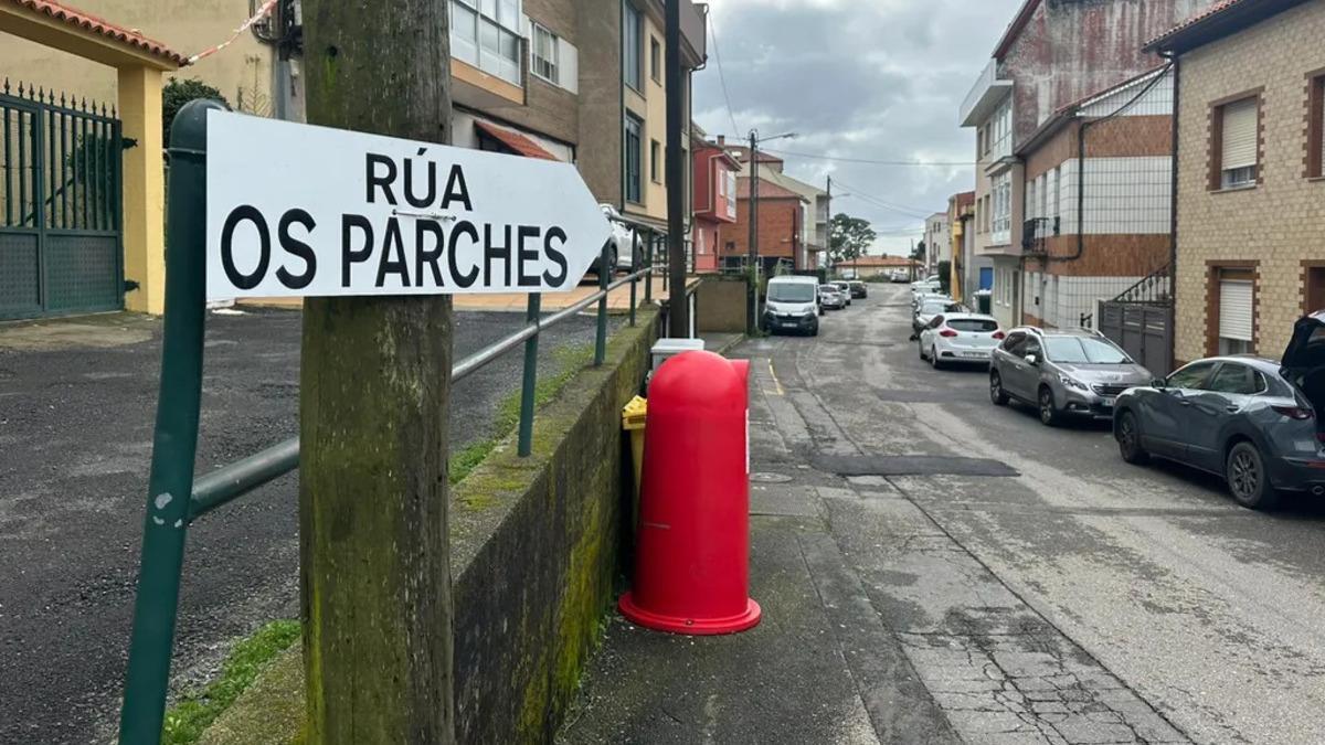 Cartel de la bautizada como "rúa dos Parches" en Rianxo