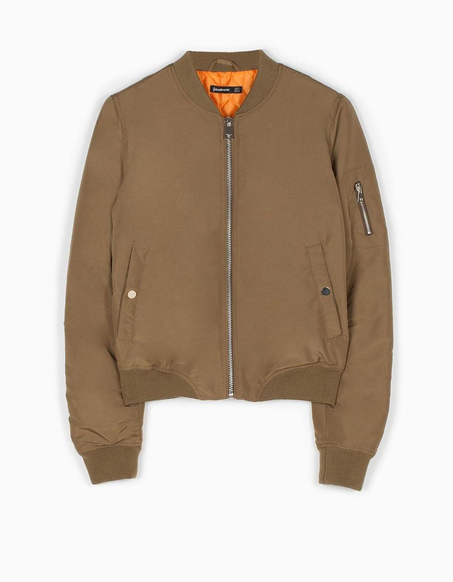 Amarás el verde por encima de todo:  Cazadora bomber, de Stradivarius (25,95 euros).