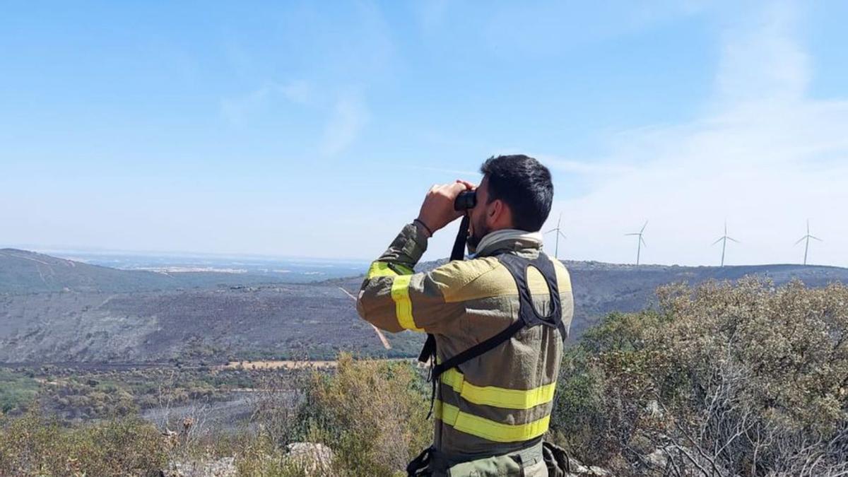 Miembro de una cuadrilla de exinción de incendios de la Junta. | Ch. S.