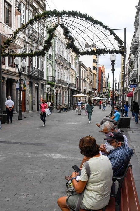 Colocado de alumbrado navideño en Triana