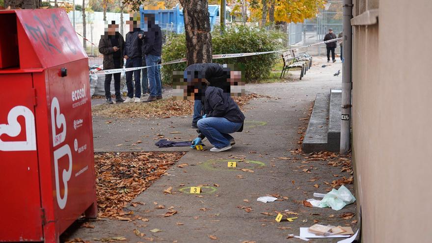 Les fotos del lloc dels fets on un policia ha disparat a un home amb una serra a Girona