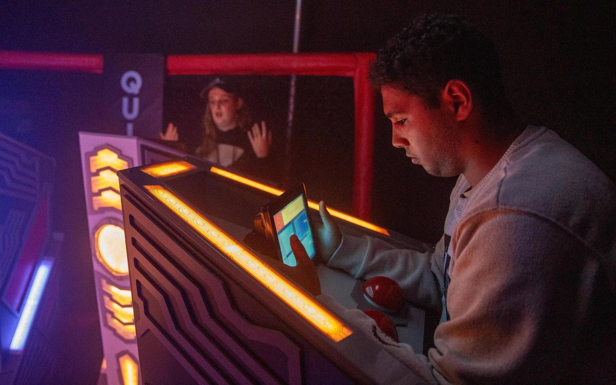 Así es GameSide, el nuevo complejo de ocio inmersivo de Terrassa con juegos de acción, QuizShow y karaoke