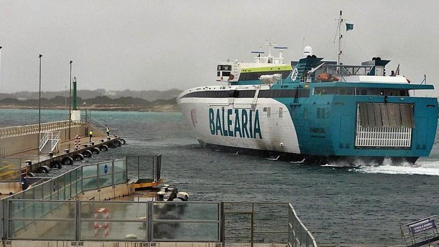 El &#039;Ramon Llull&#039; realiza la maniobra de atraque pasadas las dos de la tarde en Formentera.