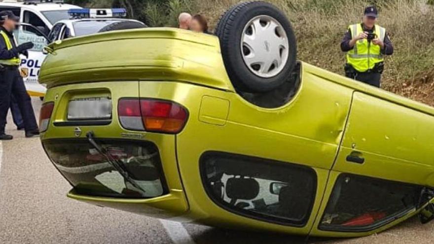 Pierde el control de su coche y vuelca frente al colegio Madre Alberta de Palma